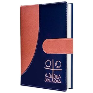 BÍBLIA DIA A DIA 2026 - LUXO - AZUL/CASTANHO (LINGUETA)